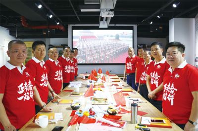 2019年10月1日，商会组织党员观看70周年国庆大阅兵直播